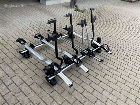 Automobilis su stogo bagažine ir dviračių laikikliu