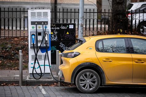 Elektromobilis kraunamas įkrovimo stotelėje