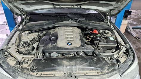 BMW variklio remonto procesas servise