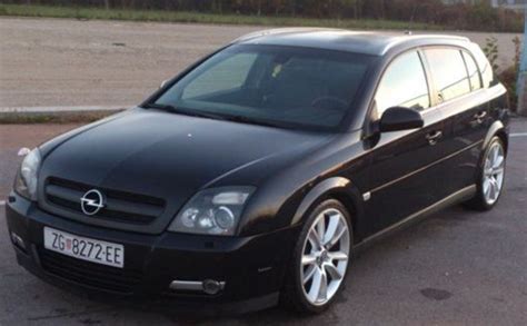 Thematic photo of Opel Vectra C or Signum parking with parking sensors visible