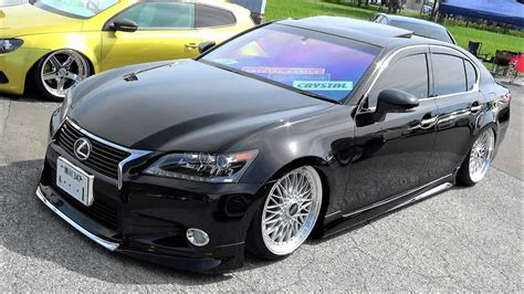 Lexus GS350 L10 priekinės dalies vaizdas su priekinėmis grotelėmis ir priekiniais žibintais