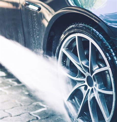 automobilio ratlankio plovimas aukšto slėgio srove
