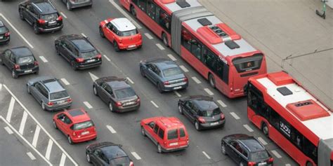 Teminis automobilio istorijos paveikslėlis, iliustruojantis ankstyvuosius modelius ir modernias transporto priemones