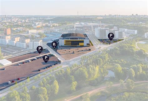 Tematinė nuotrauka: automobilių stovėjimo aikštelė prie modernios arenos