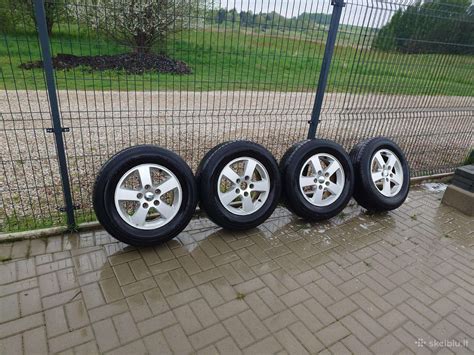 Ratlankių įvairovė nuotrauka: skirtingų skersmenų ir dizaino ratlankiai Dodge Journey
