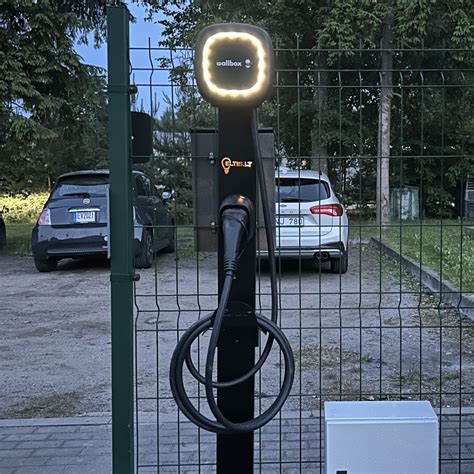 Elektromobilių krovimo stotelė su aiškiu žymėjimu