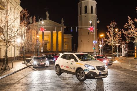 Konkurso „Metų automobilis 2013“ dalyvių kolonos nuotrauka
