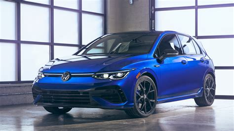 „Volkswagen Golf 7“ ir „Ford B-Max“ nuotraukos, pabrėžiančios jų vaidmenį 2013 metų apdovanojimuose
