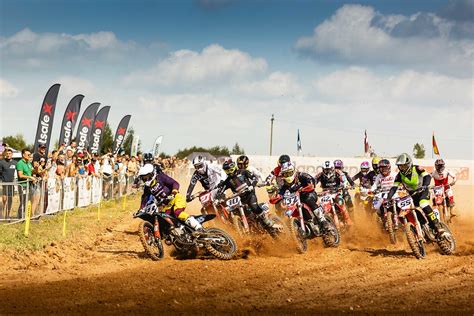 Motokroso sportininkai starto linijoje