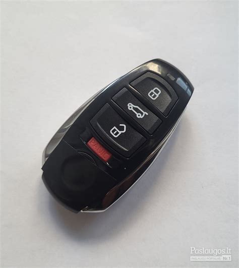 Tematinė nuotrauka: teismų svarstyklės ir automobilio rakteliai