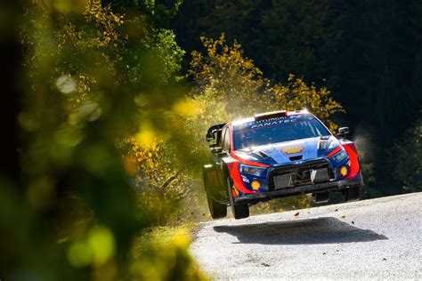 Istorinė nuotrauka: Subaru Leone ralio lenktynėse
