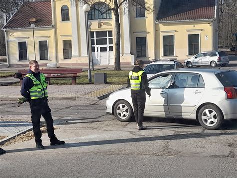 Teminė nuotrauka: besimokantis vairuotojas ir egzaminuotojas automobilyje