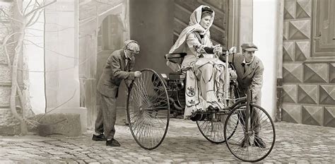 Istorinė nuotrauka: Bertha Benz su sūnumis pirmojoje tolimoje kelionėje