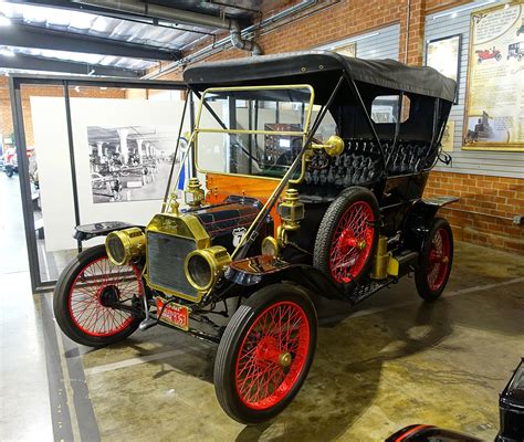 Istorinė nuotrauka: „Ford Model T“ važiuoja laiptais