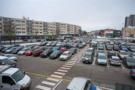 Automobilių aikštelė Gariūnuose su plačiu transporto priemonių pasirinkimu