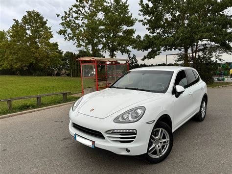 Teminis automobilis Prancūzijos fone