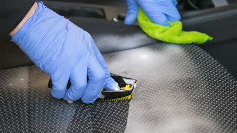 Schema, iliustruojanti automobilio kėbulo paruošimo etapus: valymas, šlifavimas, maskavimas ir gruntavimas.