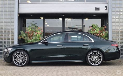 Mercedes-Benz S klasės automobilis su stilingais ratlankiais