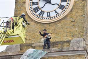 Ilustracija su istorine traukinių stoties scena XX a. pradžioje, vaizduojanti judesį ir chaosą.