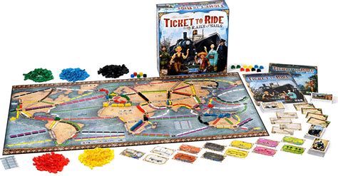 Nuotrauka su „Ticket to Ride“ žaidimo dėžute ir jos komponentais, pabrėžiant kokybę.