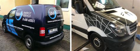 Sumažintas procesų vaizdavimas: nuo maketavimo iki galutinio plėvelės užklijavimo ant automobilio.