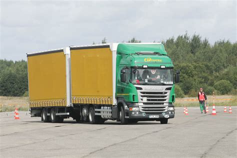 Schema su skirtingų transporto priemonių klasių minimaliais protektoriaus gyliais žiemos ir vasaros sezonu.