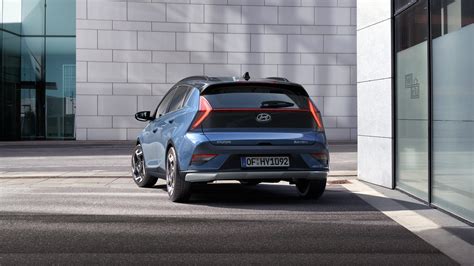 Hyundai Bayon ir Hyundai i20 šalia, mieste