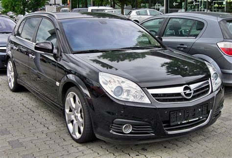 Thematic photo of Opel Signum with focus on wheels