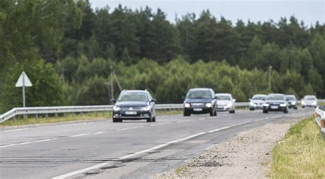 Teminė nuotrauka, vaizduojanti automobilio valstybinį numerį ant kelio