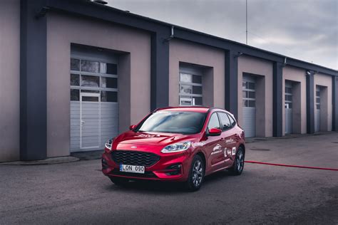 Tematinė nuotrauka: „Ford“ visureigių gama, apjungianti miesto ir bekelės elementus