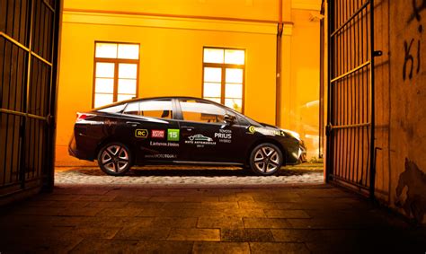 Inforgrafika apie „Toyota Prius“ hibridines technologijas ir degalų sąnaudas