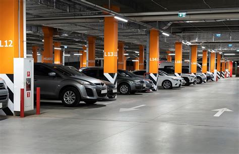 automobiliai stovėjimo aikštelėje