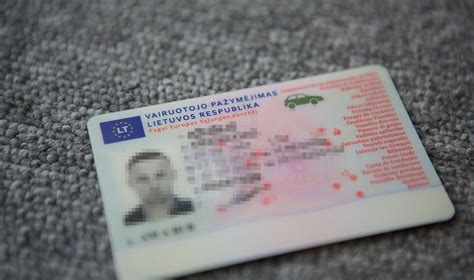 Teminis nuotraukos, iliustruojančios vairuotojo pažymėjimo keitimo procesą, su dokumentais ir kompiuteriu