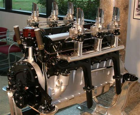 Senovinio, didelio darbinio tūrio automobilio variklio nuotrauka (pvz., Cadillac V-16)