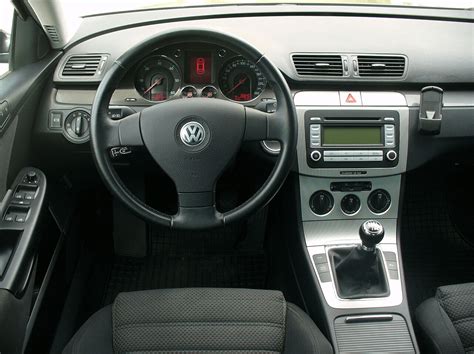 Teminė nuotrauka su VW Passat B6 priekine dalimi ir simboliu, nurodančiu vairo mechanizmą