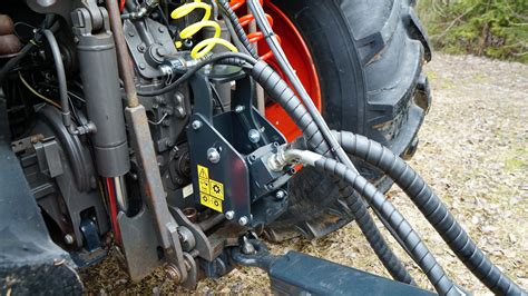 foto: profesionalus mechanikas tikrina MTZ hidraulinės sistemos slėgį manometru