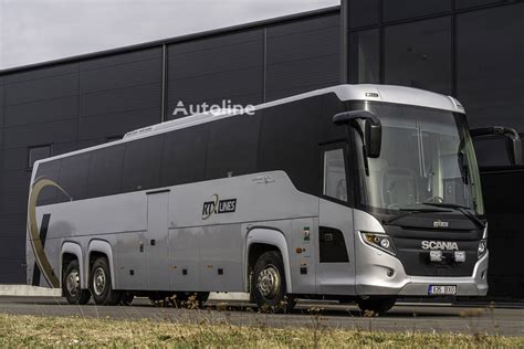 Modernus turistinis autobusas kelyje - profesionalumo ir keleivių saugumo simbolis