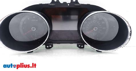 Nuotrauka, vaizduojanti Kia Ceed interjerą, akcentuojanti prietaisų panelę ir erdvę.