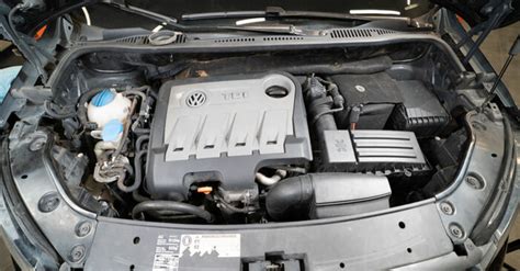 nuotrauka: VW Passat B6 galinio žibinto išėmimo procesas ir lemputės laikiklio fiksatoriai