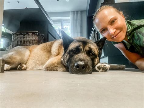 Tematinė nuotrauka, vaizduojanti motociklininką ir keleivį su tinkamais šalmais