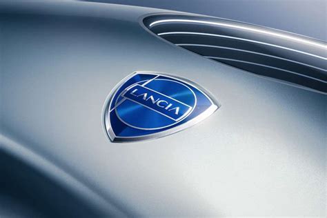 Lancia logotipas, istorinių ir šiuolaikinių modelių koliažas
