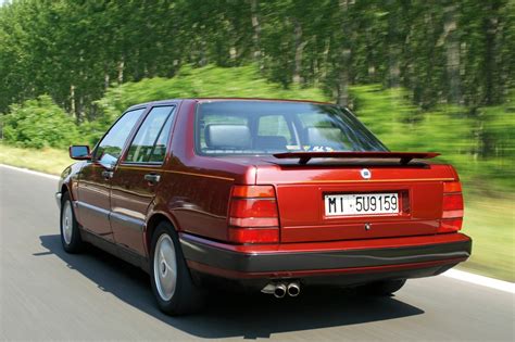 Lancia Thema 8.32 su iškeltu spoileriu