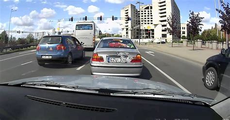 Instruktorius demonstruoja parkavimosi techniką su mokiniu.