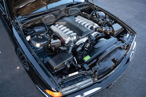 BMW E38 7 serijos variklio skyriaus nuotrauka