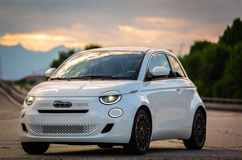 Infografika: Fiat 500e ir Fiat 500i pasirodymo grafikas