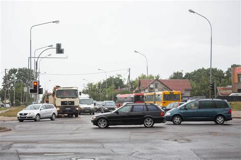 Teminė nuotrauka, vaizduojanti stovėjimo aikštelę ir apgadintą automobilį