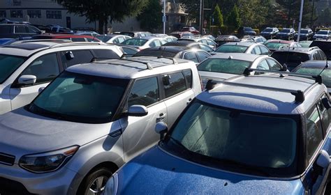 Tematinė nuotrauka, vaizduojanti prižiūrimą automobilį ar jo kėbulą