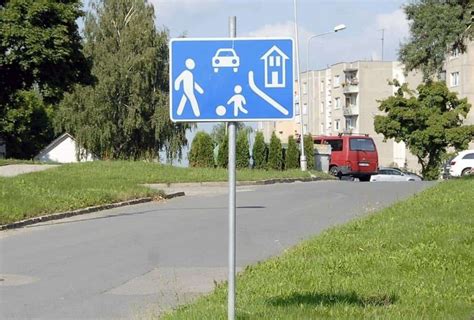 Informacinė schema apie gyvenamosios zonos kelio ženklą ir jame vyraujančius eismo dalyvius (pėsčiuosius, dviratininkus, automobilius)