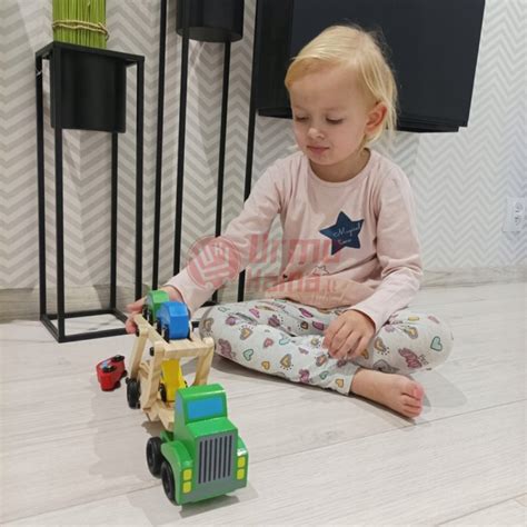 Automobilvežis (tralas) su keliais automobiliais