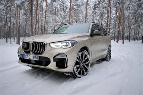 BMW X5 automobilis važiuojantis keliu